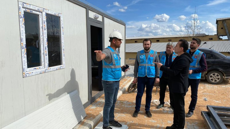 Başkan Yazıcı, Kırıkhan’da Yapımı Devam Eden Konteyner Kentte İncelemelerde Bulundu