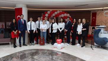 BALKANLAR KOLEJİ ANADOLU LİSESİ 19 MAYIS COŞKUSUNU MEDİKALPARK HASTANESİNDE KUTLADI