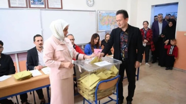 Tuzla Belediye Başkanı Dr. Şadiye Yazıcı Oyunu Eşiyle Birlikte Kullandı