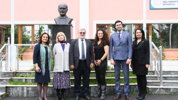 AYŞE KULİN 3. EDEBİYAT SÖYLEYİŞİNİ ERYETİŞ BALKANLAR EĞİTİM KURUMUNDA YAPTI