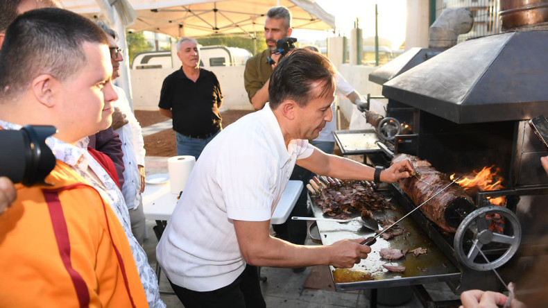 Başkan Yazıcı sözünü tuttu: Tuzla’nın özel çocuklarına cağ kebabı pişirdi