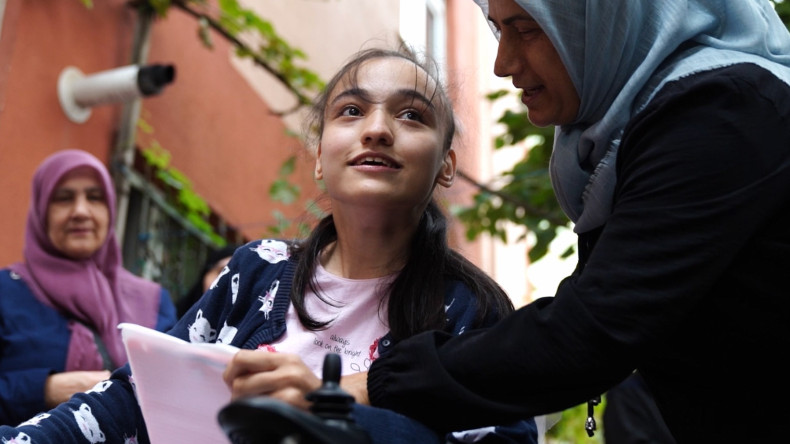 Tuzla’da 19 Yaşındaki Semanur’un Akülü Arabası Evinde Teslim Edildi