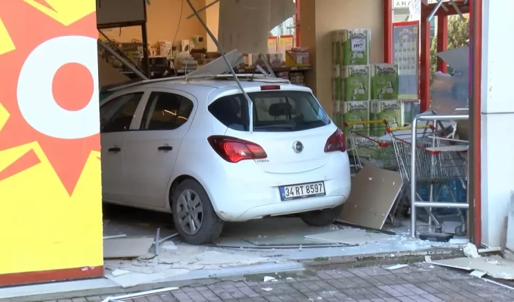 Pendik’te Otomobil Marketin İçine Girdi