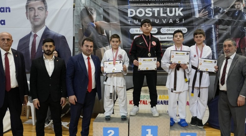 KARTAL’DA DOSTLUK MÜSABAKASI SPORSEVERLERİ BULUŞTURDU