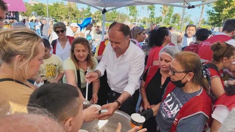 CHP Pendik İlçe Başkanlığı’ndan 5000 Kişilik Aşure İkram Eti
