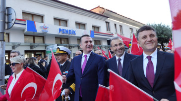 Pendik’te Cumhuriyet Gururu 102 Metrelik Bayrakla Dalgalandı