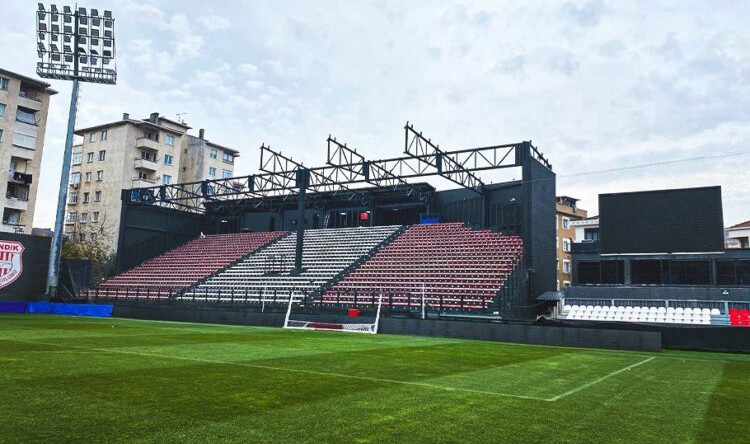 Ahmet Cin Sözünü Tuttu, Magnifico’nun Tribünü Çatıya Kavuşuyor