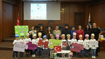 KREŞ ÖĞRENCİLERİNDEN ÖRNEK DEMOKRASİ DAVRANIŞI