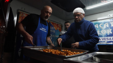 Berat Kandili’nde Kartal Belediyesi’nden Vatandaşlara Lokma İkramı