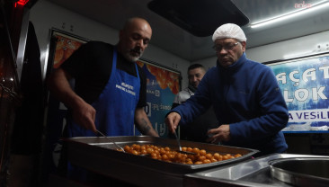 Berat Kandili’nde Kartal Belediyesi’nden Vatandaşlara Lokma İkramı
