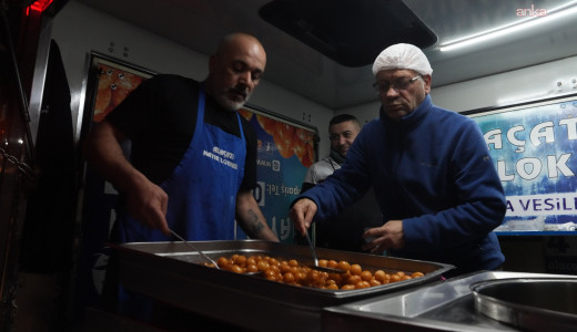 Berat Kandili’nde Kartal Belediyesi’nden Vatandaşlara Lokma İkramı