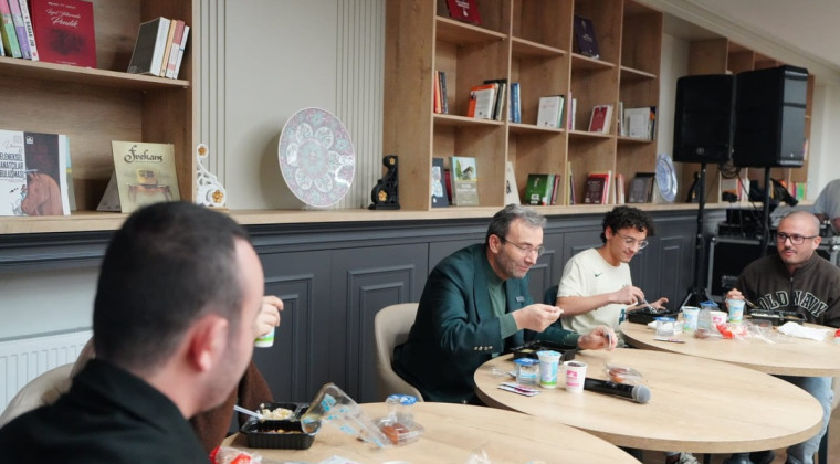 Başkan Ahmet Cin, Gençlerle Kütüphanede İftar Yaptı