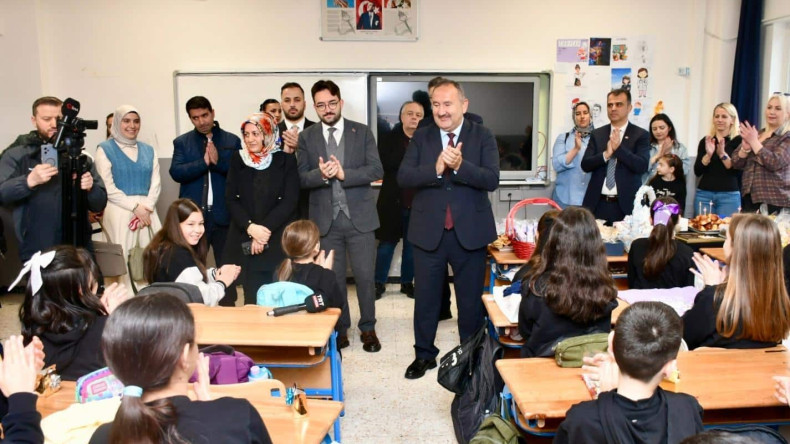 PENDİK’TA ARA TATİL SONRASI İLK DERS ZİLİ BAYRAM ÇOŞKUSUYLA ÇALDI