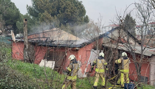Pendik’te gecekondu yangını: Ev kullanılamaz hale geldi