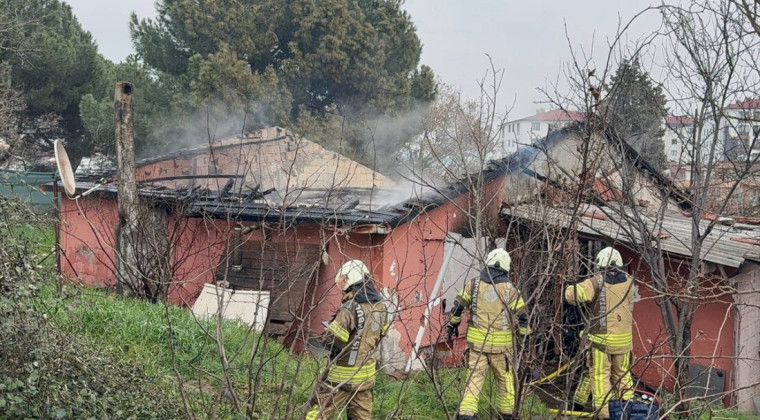 Pendik’te gecekondu yangını: Ev kullanılamaz hale geldi