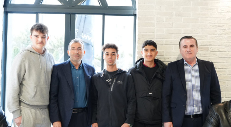 Başkan Ahmet Cin “PenCR Kahve”nin ilk gününde gençlerle bir araya geldi