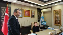 Başkan Ahmet Cin’den Koltuğu Devralan Çocuklar Belediye Başkanı Oldu