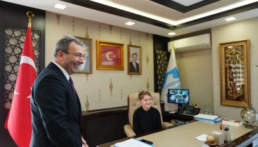 Başkan Ahmet Cin’den Koltuğu Devralan Çocuklar Belediye Başkanı Oldu