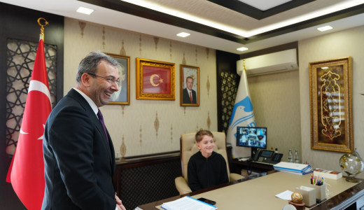 Başkan Ahmet Cin’den Koltuğu Devralan Çocuklar Belediye Başkanı Oldu