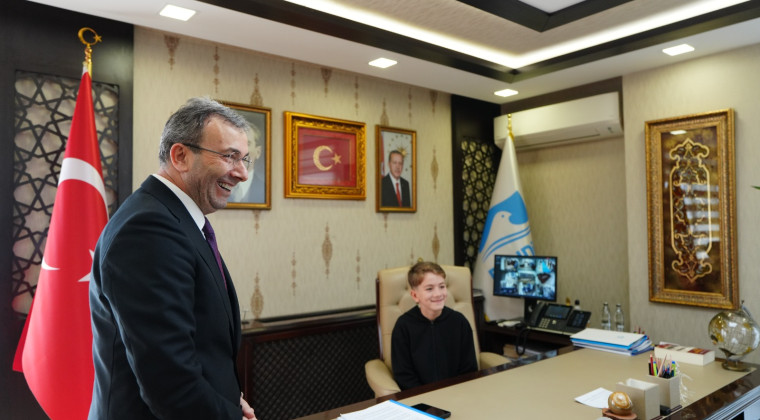 Başkan Ahmet Cin’den Koltuğu Devralan Çocuklar Belediye Başkanı Oldu