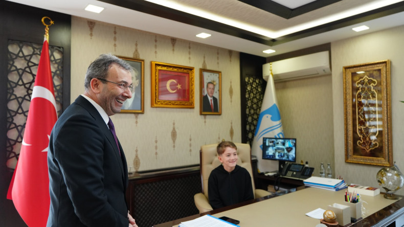 Başkan Ahmet Cin’den Koltuğu Devralan Çocuklar Belediye Başkanı Oldu