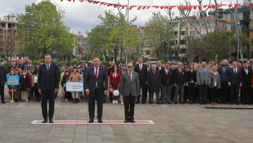 ​23 Nisan Ulusal Egemenlik ve Çocuk Bayramı, Pendik’te düzenlenen çelenk sunma töreni ile kutlandı.