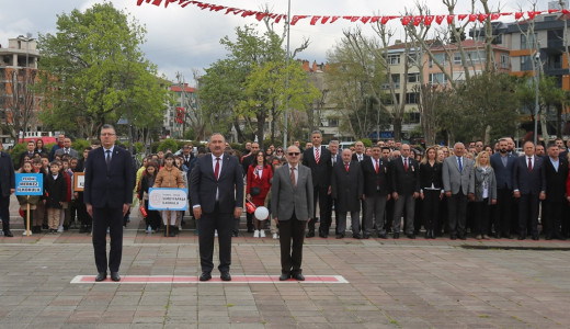 ​23 Nisan Ulusal Egemenlik ve Çocuk Bayramı, Pendik’te düzenlenen çelenk sunma töreni ile kutlandı.