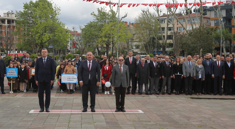 ​23 Nisan Ulusal Egemenlik ve Çocuk Bayramı, Pendik’te düzenlenen çelenk sunma töreni ile kutlandı.