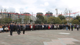​23 Nisan Ulusal Egemenlik ve Çocuk Bayramı, Pendik’te düzenlenen çelenk sunma töreni ile kutlandı.