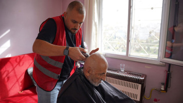 Tuzla Belediyesi’nin ücretsiz berber hizmeti “Komşu Berber” Şelale Park’ta hizmete devam ediyor