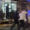Pendik’te sokak ortasında tekmeli sopalı kavga!