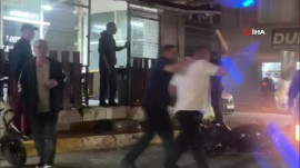 Pendik’te sokak ortasında tekmeli sopalı kavga!