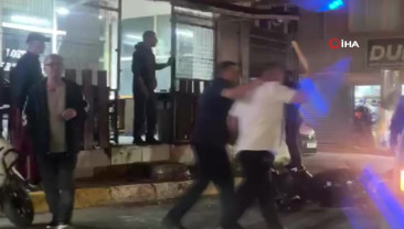Pendik’te sokak ortasında tekmeli sopalı kavga!