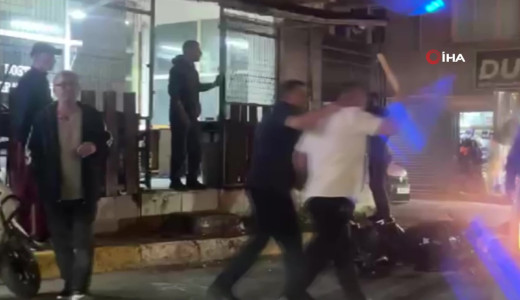Pendik’te sokak ortasında tekmeli sopalı kavga!
