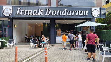Suat Dağ’dan Bayram Sevinci: Çocuklara Dondurma İkramı