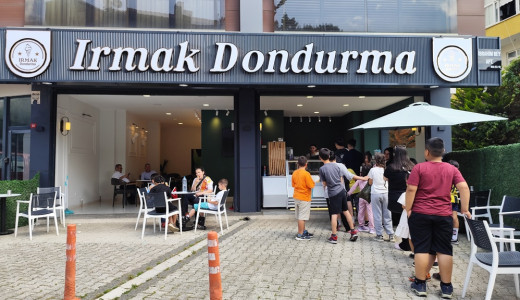 Suat Dağ’dan Bayram Sevinci: Çocuklara Dondurma İkramı