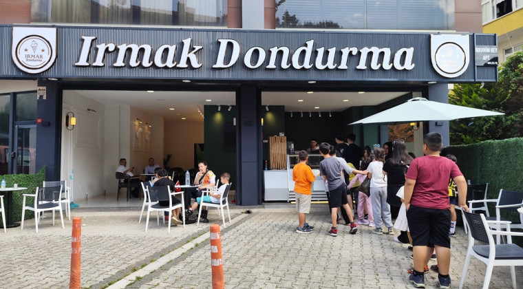 Suat Dağ’dan Bayram Sevinci: Çocuklara Dondurma İkramı