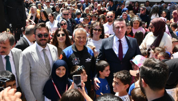 Pendik’te Coşkulu Karne Kapanış Programı: Alper Gezeravcı Öğrencilerle Buluştu