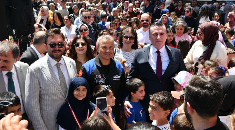 Pendik’te Coşkulu Karne Kapanış Programı: Alper Gezeravcı Öğrencilerle Buluştu