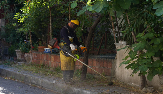 Tuzla Belediyesi’nden yaz döneminde kapsamlı ot biçme çalışması