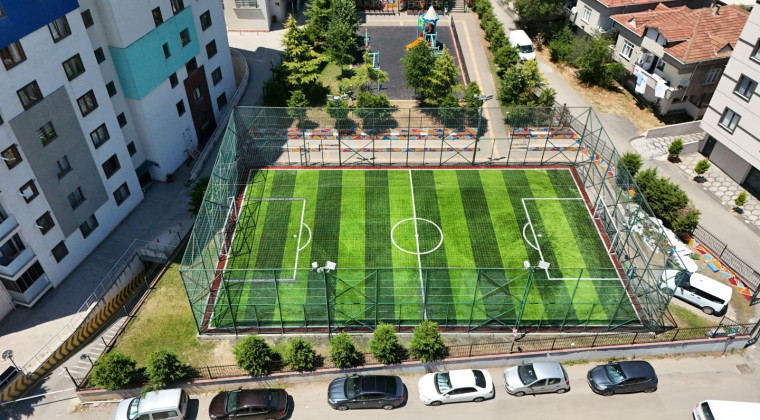 Pendik’in Yıpranan Halı Sahaları Yenileniyor