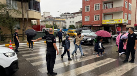 Pendik Belediyesi Zabıta Ekipleri Okul Önlerinde Trafik Güvenliğini Sağlıyor