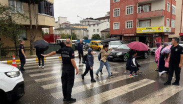 Pendik Belediyesi Zabıta Ekipleri Okul Önlerinde Trafik Güvenliğini Sağlıyor