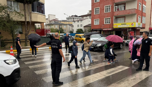 Pendik Belediyesi Zabıta Ekipleri Okul Önlerinde Trafik Güvenliğini Sağlıyor