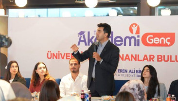 Başkan Bingöl üniversiteyi kazanan gençlerle bir araya geldi