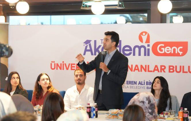 Başkan Bingöl üniversiteyi kazanan gençlerle bir araya geldi
