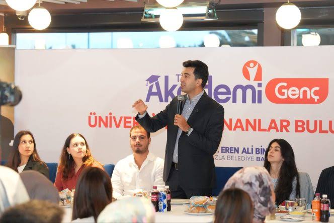 Başkan Bingöl üniversiteyi kazanan gençlerle bir araya geldi