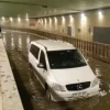 Pendik’te sağanak alt geçitleri göle çevirdi: Minibüs suda mahsur kaldı