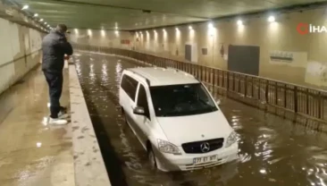 Pendik’te sağanak alt geçitleri göle çevirdi: Minibüs suda mahsur kaldı