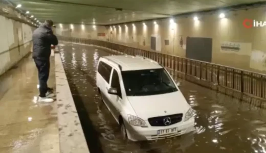 Pendik’te sağanak alt geçitleri göle çevirdi: Minibüs suda mahsur kaldı